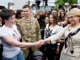 Савченко отвергла объятия Тимошенко: мы с вами не настолько близки, чтобы обниматься