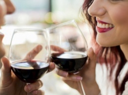 Ученые: выяснили, как алкоголь влияет на счастье человека