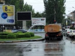 В Николаеве клумбы поливают под дождем - чтоб наверняка (ФОТО)