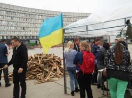 В Сумах обстреляли автомобили митингующих чиновников