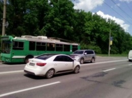На Белгородском шоссе "рога" троллейбуса упали на машину (ФОТО)