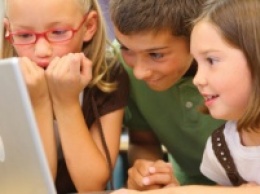«Касперский»: дети в интернете живут