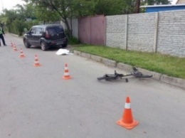 Выехал на велосипеде из-за кустов: в Харькове иномарка сбила насмерть ребенка (ФОТО)