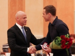 Мэр Одессы вручил награду одесситу, спасшему жизнь 16-летней девушки