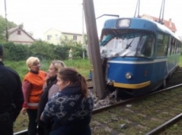 В Одессе трамвай сошел с рельсов и врезался в столб (ФОТО)
