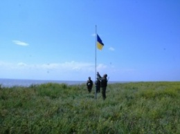 На админгранице с Крымом пограничники установили флагшток с флагом Украины (фото)