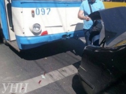 Троллейбус столкнулся с автомобилем в центре Ровно