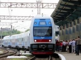 Укрзализныця продлила маршруты следования двух сезонных поездов в Херсон
