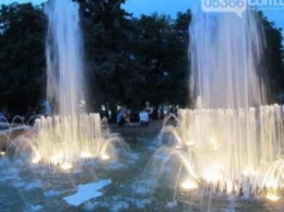 Кременчугский музыкальный фонтан притягивает бомжей, воров и голых женщин