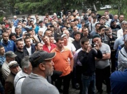 Крымские татары протестуют под МВД (фото)