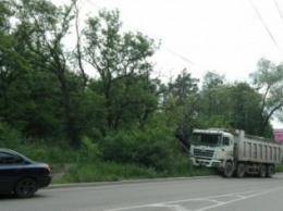 На въезде в Симферополь грузовик сбил светофор (ФОТО)