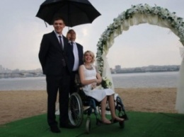Свадьба Яны Зинкевич: под проливным дождем пара обменялась кольцами и получила обещание мэра подарить им квартиру (ФОТО)