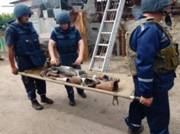 Житель Запорожской области соорудил в своем дворе забор из боеприпасов
