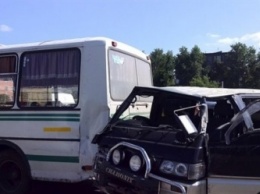 В Омске минивэн Mitsubishi Delica врезался одновременно в два автобуса