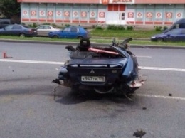 В результате ДТП в Петербурге автомобиль Mitsubishi разорвало на части