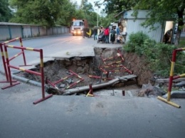 Одесские патрульные восстановили ограду возле мегаямы на Фонтане