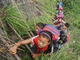 Дети с китайской деревни ходят в школу над обрывом