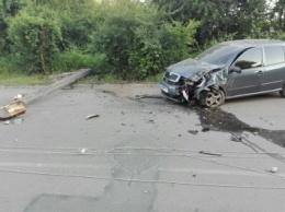 На Закарпатье водитель снес бетонную электроопору и скрылся с места ДТП (ФОТО)