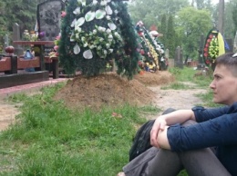 Небо плачет: Савченко посетила могилы убитых в АТО друзей (фото)
