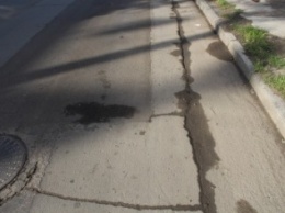Власти Симферополя пока не знают, что делать с трещинами в асфальте, возникающими после ямочного ремонта дорог (ФОТО)