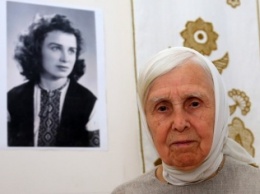 86-летняя одесская мастерица вышивает голубоглазого Иисуса и знает, что носит щирый украинец