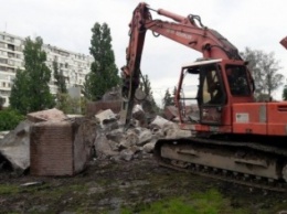 В Киеве продолжают демонтаж памятника чекистам (ФОТО)