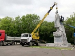 В Одессе второй раз демонтировали крупнейший памятник Ленину