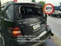 В Киеве пьяный водитель на грузовике протаранил Mercedes