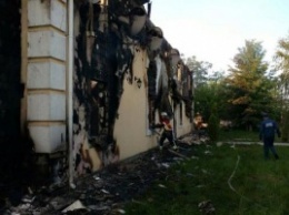 Тела 16 погибших извлечены из-под завалов сгоревшего пансионата для престарелых на Киевщине. Еще один человек не найден