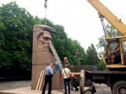 В Херсоне демонтировали памятник Цюрупе (фото)