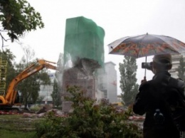 В Киеве снесли памятник «чекистам»