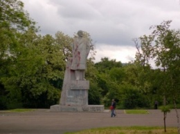 Крупный демонтаж в Одессе: со второй попытки снесли 10-метровый памятник Ленину