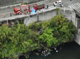 В Японии автобус упал в водохранилище