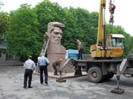 В Херсоне демонтировали памятник автору продовольственной диктатуры