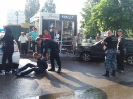 В Харькове водитель протаранил маршрутку, а после "влетел" в киоск (ФОТО)