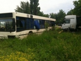 В Кривом Роге грузовик влетел в стоящий на остановке автобус: шесть человек травмированы (ФОТО)