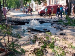 Мегапрорыв в Одессе: столб воды разорвал асфальт и повредил машины