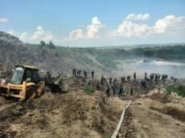 Во Львове продолжаются поиски пропавших на мусорном полигоне спасателей