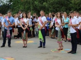 В одной из школ Херсонской области на 19 выпускников два золотых медалиста (фото)