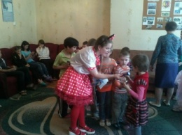 В Лисичанске волонтеры поздравили детей - переселенцев