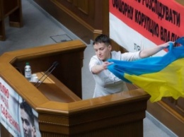 Первый рабочий день Савченко в Раде: в кресло с ногами и конфликт с журналистами