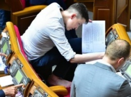 Босая Савченко в зале Верховной Рады пугает коллег запахом ног