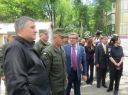 В легендарной мариупольской военной части Авакова и Деканоидзе угостили булками и показали оружие (ФОТО)