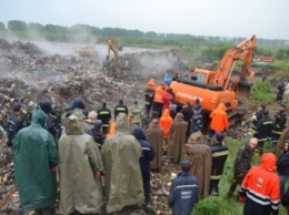 Из-под завалов мусора на Львовщине извлекли тело третьего спасателя