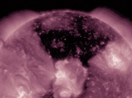 NASA показало снимки гигантской корональной дыры на Солнце