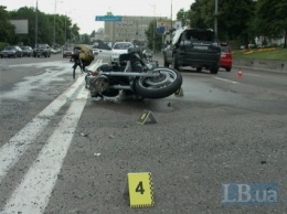 На Голосеевском проспекте водитель без прав сбил мотоцикл