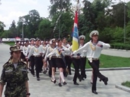 На Аллее Славы у Вечного огня Почетную Вахту Памяти несут лучшие школьники Одессы