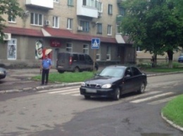 В Покровске (Красноармейске) на пешеходном переходе автомобиль травмировал женщину