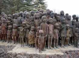 "Страшно, жутко и невыносимо": активисты показали самые шокирующие фото памятников погибшим в годы ВОВ детям