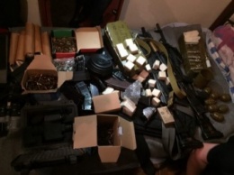 Незаконный арсенал оружия обнаружили у полицейских в Мариуполе